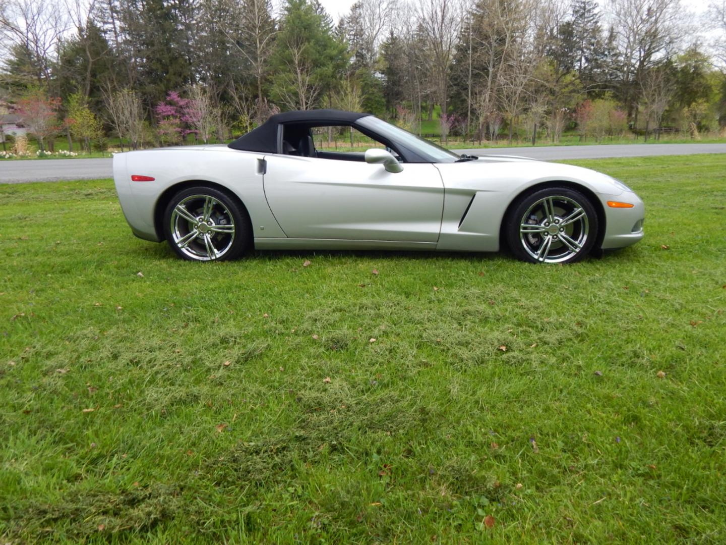 2008 Silver /Black Leather Chevrolet Corvette (1G1YY36W685) with an 6.2L V8 engine, Automatic transmission, located at 6528 Lower York Road, New Hope, PA, 18938, (215) 862-9555, 40.358707, -74.977882 - Here we have a beautiful 2008 Chevrolet Corvette convertible with a 6.2L LS3 V8 putting power to the rear wheels via an automatic transmission. Options include: black leather, keyless entry, carbon fiber trim, power windows/locks/mirrors, power seats, heated seats, AM/FM/CD/AUX radio, Bose sound sys - Photo#6